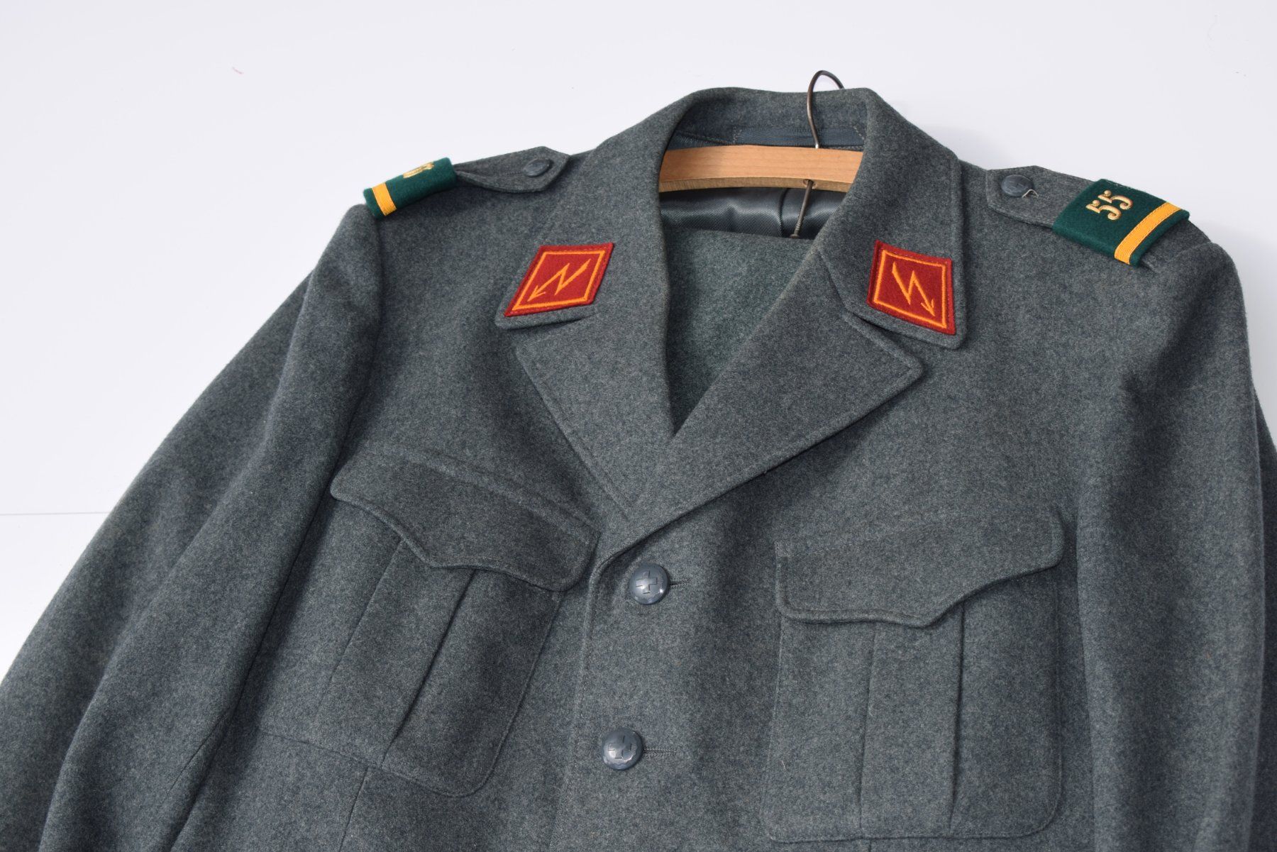 Schweizer Armee Uniformi: Militäruniform 49 – Usato da Weiningen ZH venduto da Gubristtunnel 1