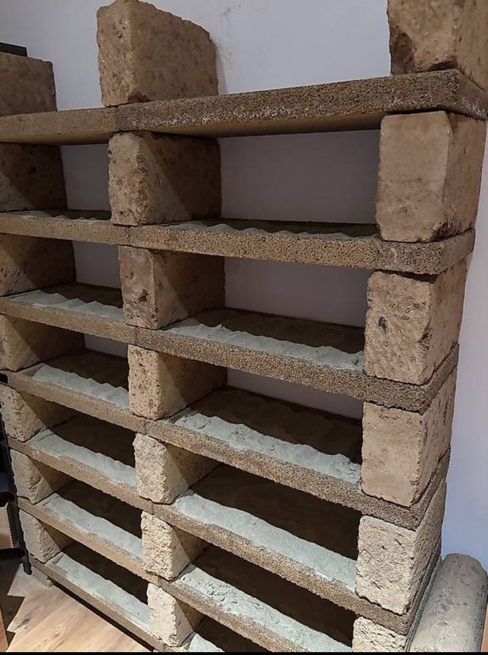 Scaffali: Weinregal aus Tuffstein – Usato da Büsserach venduto da Bill8 1