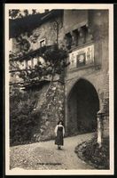 Gruyéres, Entrée, Mädchen vor einem T
