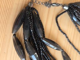 schwarze Beads-Halskette, mehrere Stränge