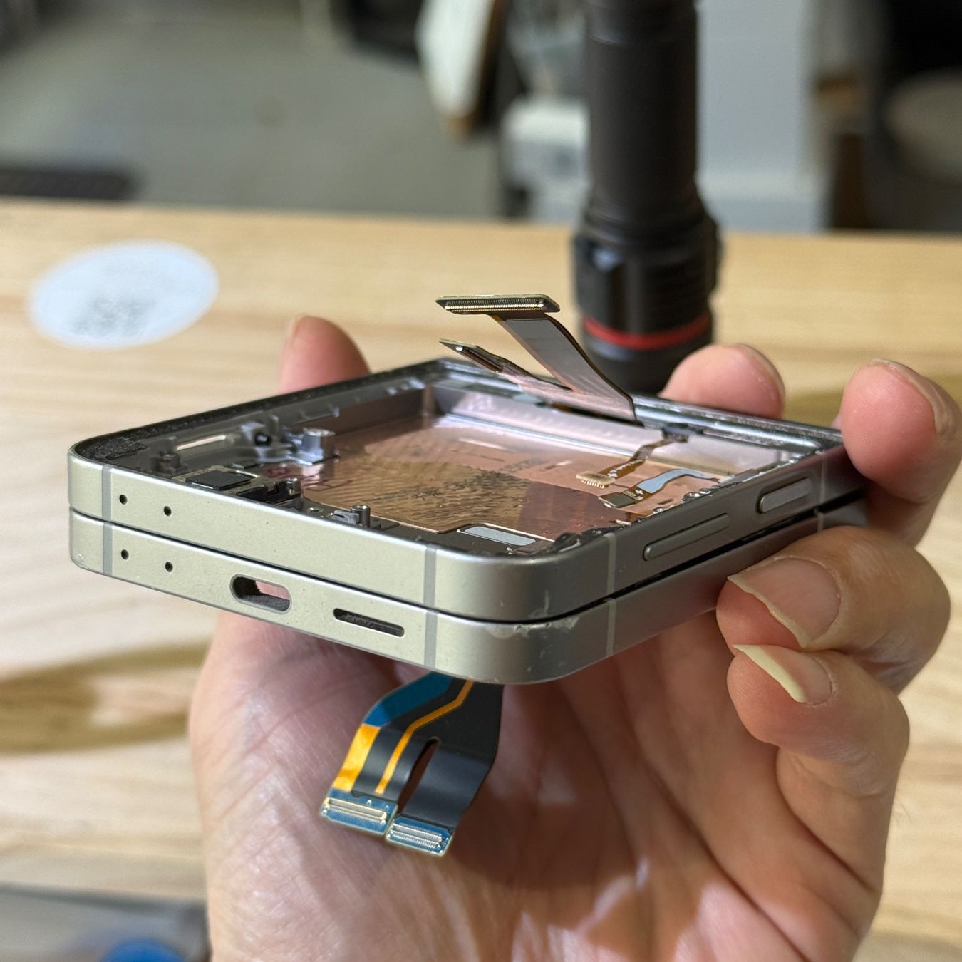 Samsung Telefoni cellulari / Smartphones: Châssis vide Galaxy Z flip 6 Titane – Usato da Morges venduto da DA-repa 4