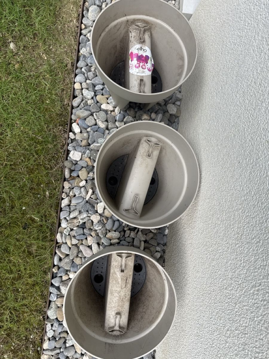 Vasi per fiori: 3 Modern Grey Elho Balcony Planters – Usato da Corsier GE venduto da Arca_ReLife 4