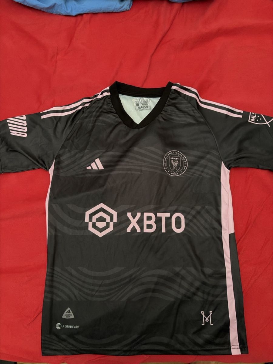 Maillots de corps & Pantalons: Fussballtrikot Messi, Inter Miami, nicht Original – D'occasion à Gommiswald par aar_zr2b