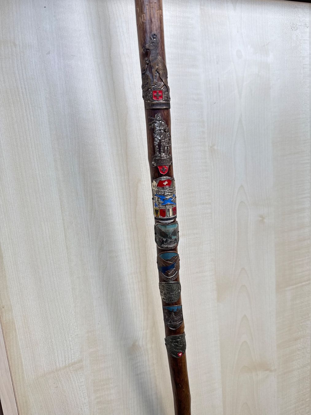 Altro in Antiquarato & Arte: Vintage rustikaler Spazierstock mit Schweizer Pins – Usato da Pratteln venduto da Cartonsducoeur_bl 1