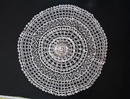 Beiges Häkeldecke - Tischwäsche  Durchmesser 43 cm