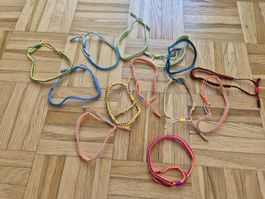 Armbänder geflochten farbig 12 Stck. neuwertig