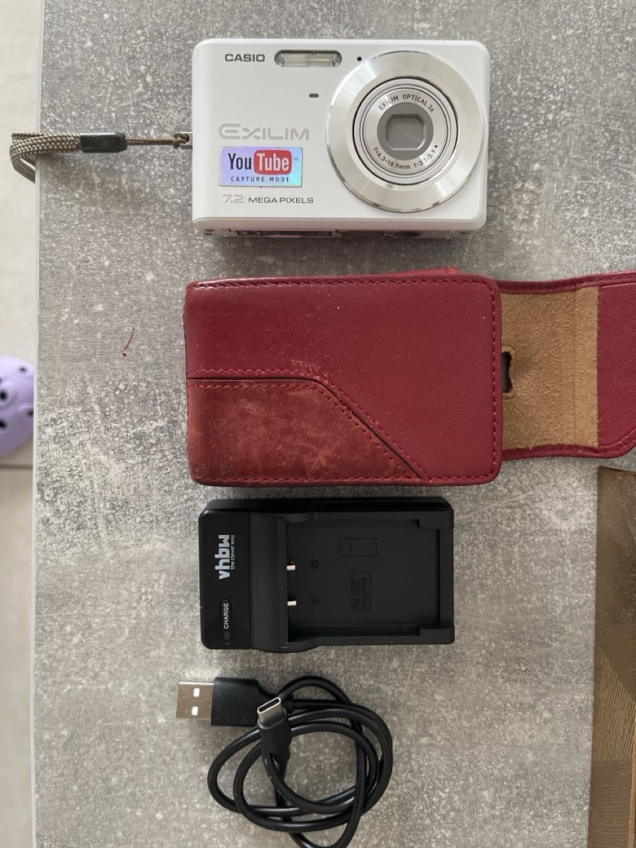 Fotocamera: Casio Exilim EX-Z77 Digital Camera - Includes Case & Charger – Nuovo (secondo la descrizione) da Winterthur venduto da shp_xcc5