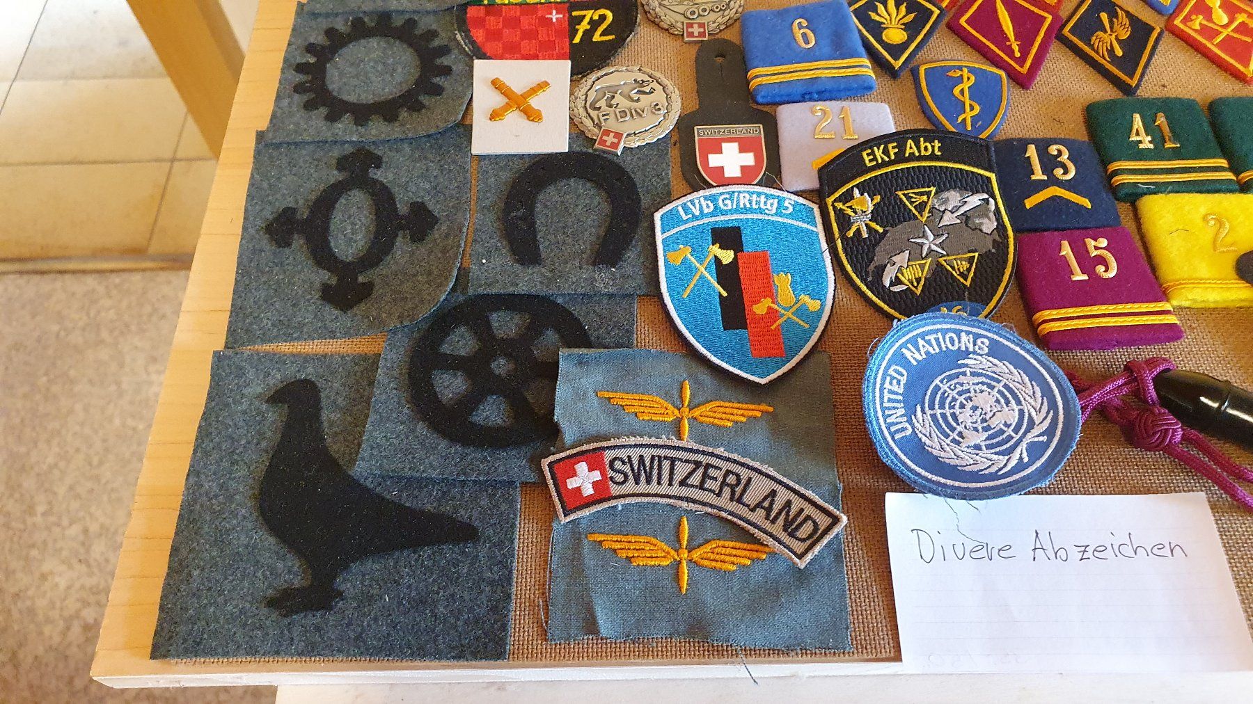 Armée suisse Uniformes: Diverse Abzeichen der Schweizer Armee – D'occasion à Richigen par Auerhahn11 4