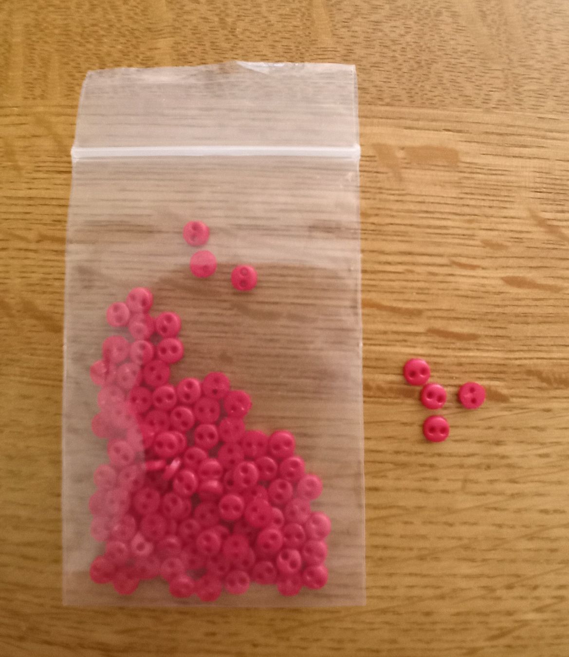 Bottoni: Knöpfe 4mm 100 Stk rot – Nuovo (secondo la descrizione) da cham venduto da schnuefi61