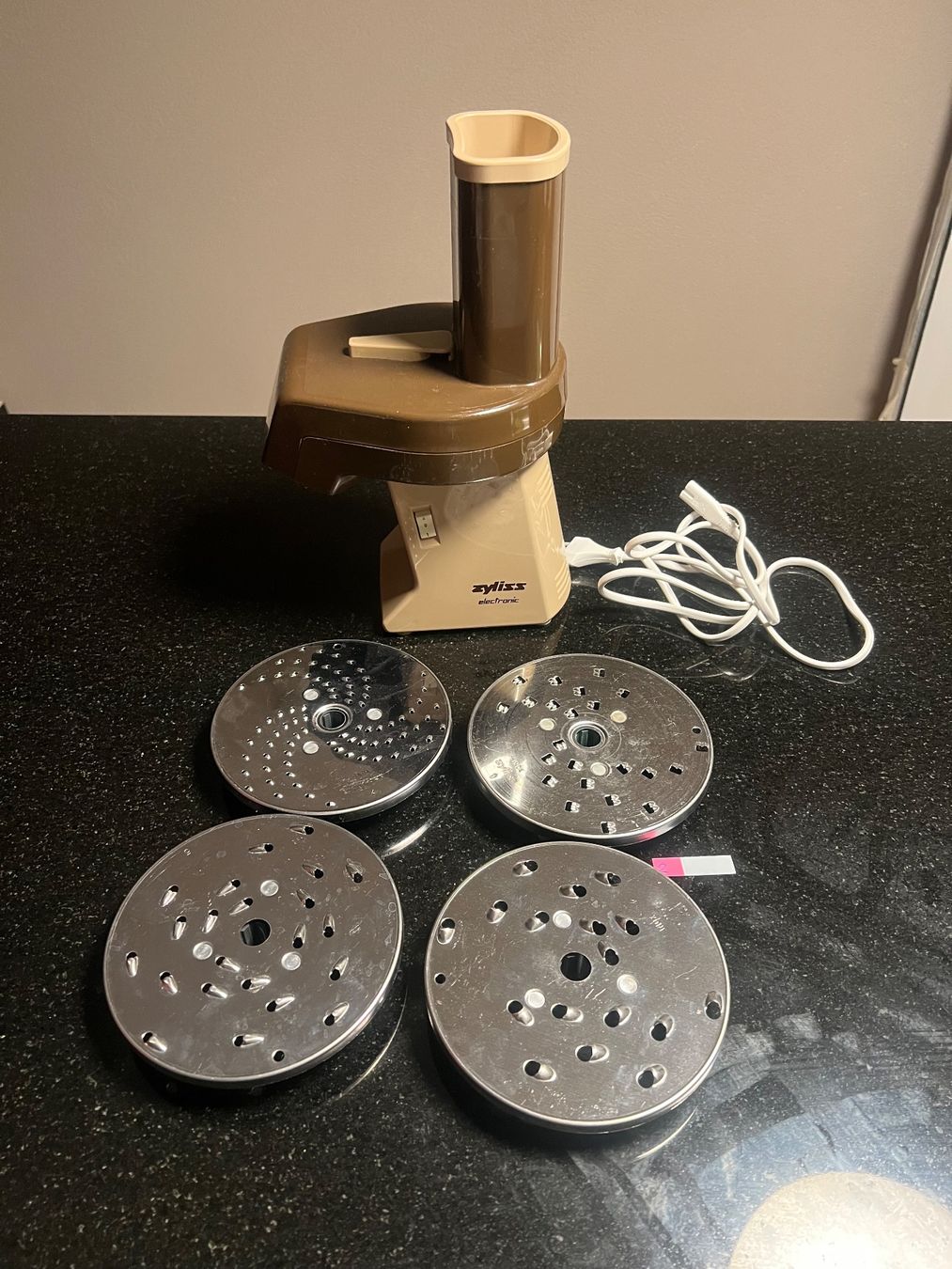 Zyliss Elettrodomestici da cucina: Zyliss Gemüseschneider mit 4 Scheiben – Usato da Glattpark(Opfikon) venduto da Kristina.swiss