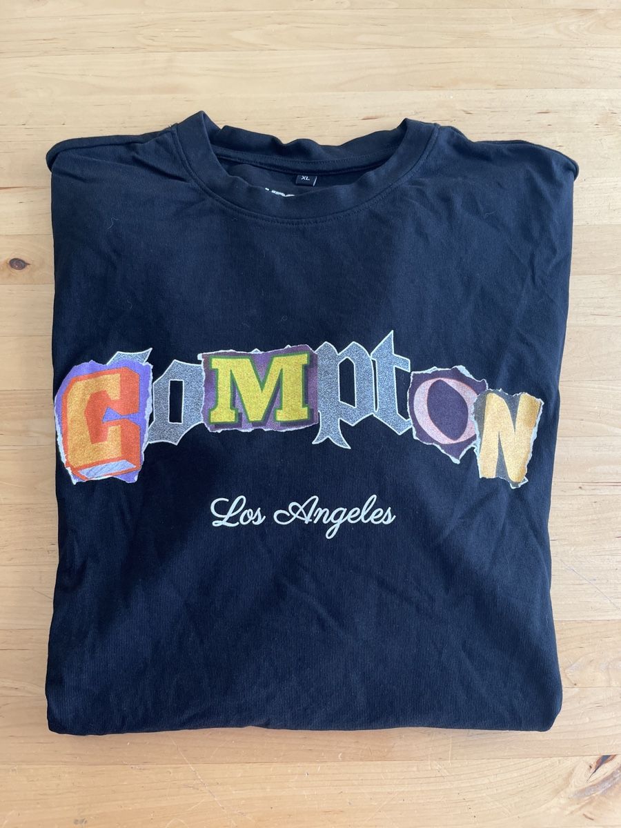 T-Shirts: Schwarzes Compton T-Shirt, Upscale Studios, Gr. XL – Neu (gemäss Beschreibung) aus neuenhof von cocoros