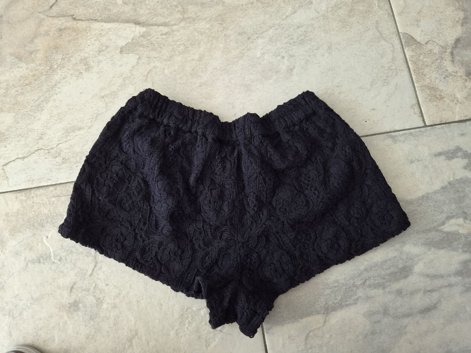 Pantaloni: Damen Hot Pants schwarz, Grösse M mit Spitzenmuster  – Usato da Niederrohrdorf venduto da Miripfiri 4