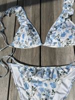 Bikini mit Blumenmuster, Rüschen, Gr. S, Blau/Weiss