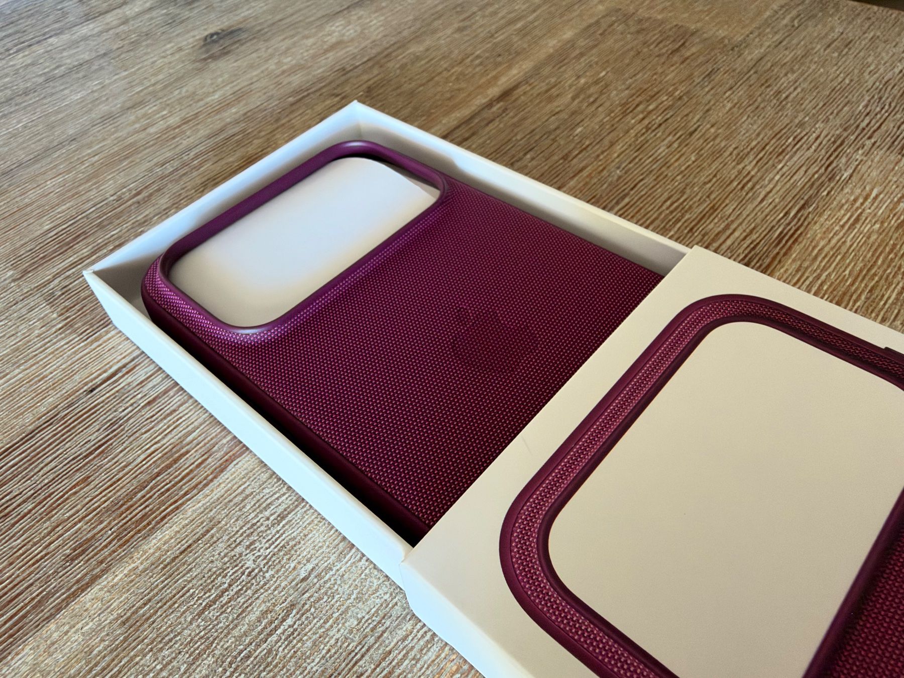 Apple Cover & Protezioni schermo: Apple iPhone 18 Pro Max TechWoven Case Mulberry **NEU** – Nuovo (secondo la descrizione) da Pfaffnau venduto da YksiKaksiKolme 3