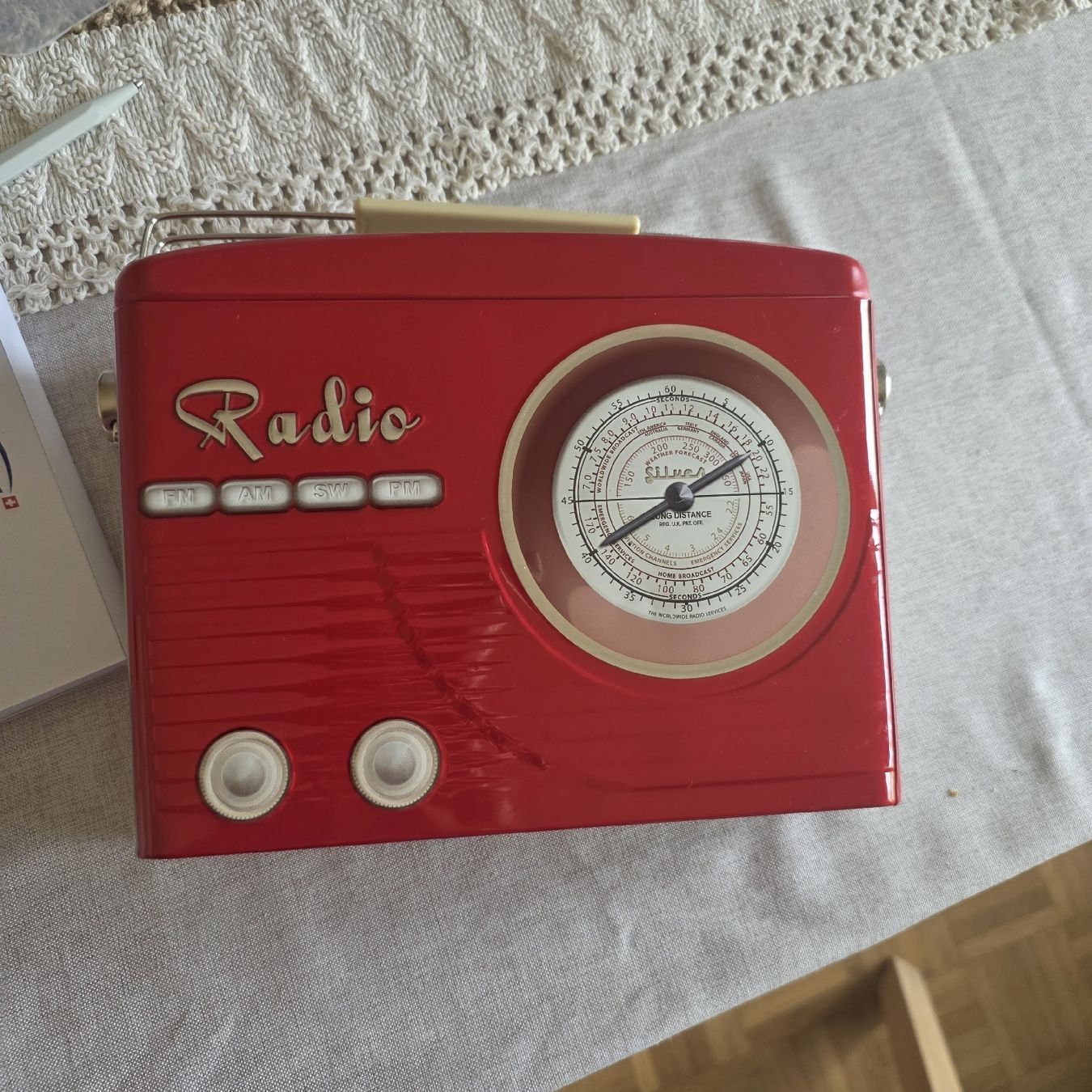 Altro in Decorazioni & Accessori: Red Radio Tin Box Handle Container Silver Crane Co Limited – Nuovo (secondo la descrizione) da Zollikofen venduto da Tamyru77