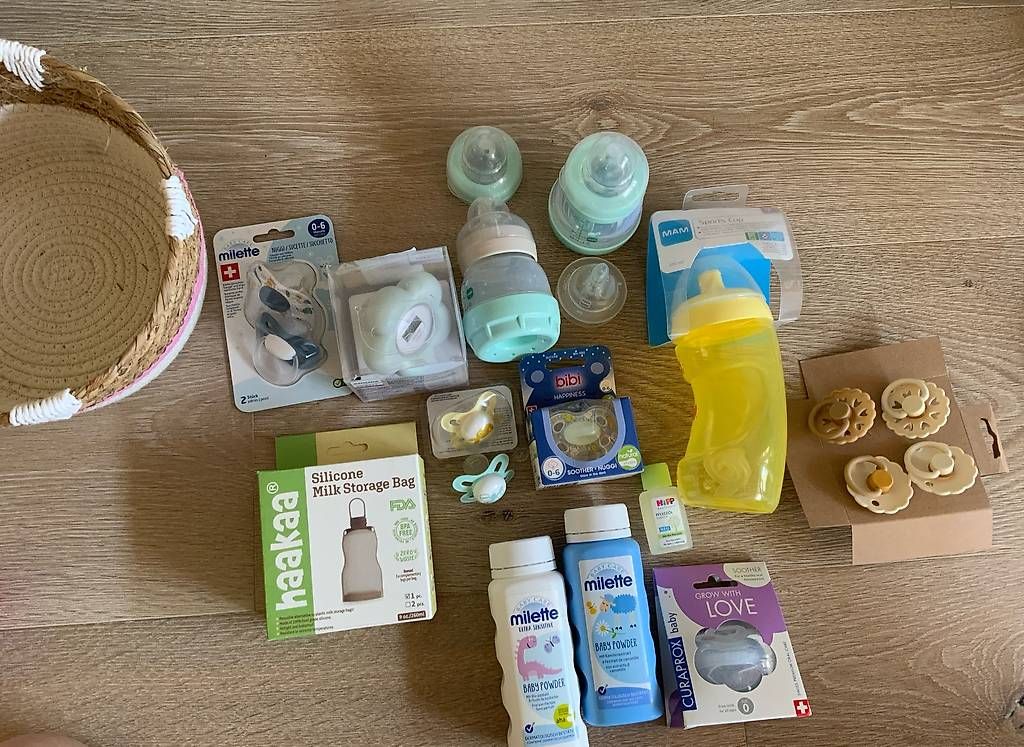 Pasti del neonato: Babysachen im geflochtenen Korb – Usato da Merenschwand venduto da bia_96rm