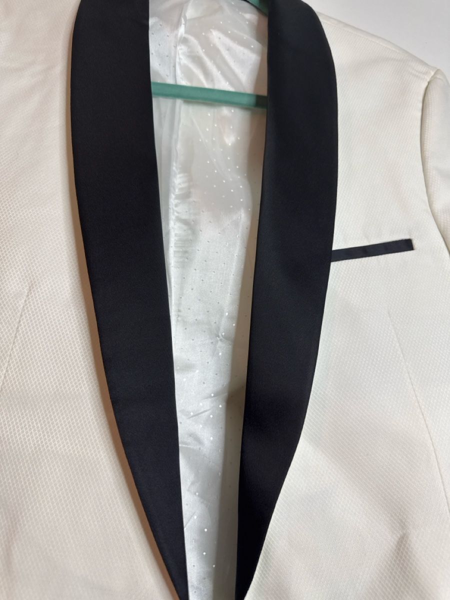 Jacken: Elegant Cream Blazer with Black Trim, Size Medium – Gebraucht aus Effretikon von lio_gjr8 3