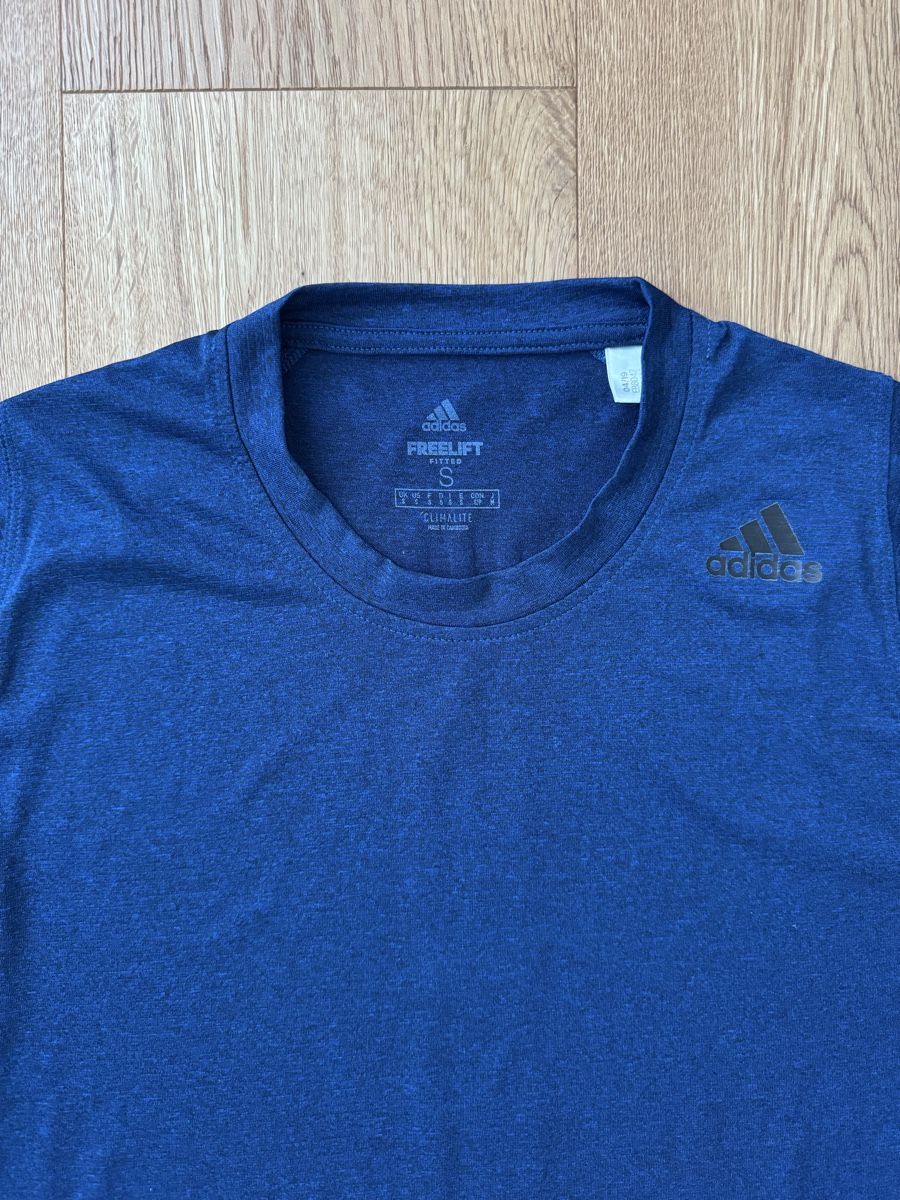 Adidas T-shirt: Adidas Freelift Climalite Tshirt, Gr. S – Usato da Interlaken venduto da fbnscl 1