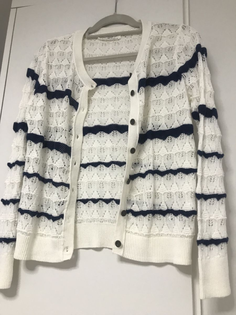 H&M Pullover & Sweatshirts: Weisser Strickpullover mit blauem Muster Gr. 38 – Gebraucht aus Dübendorf von nela123 1