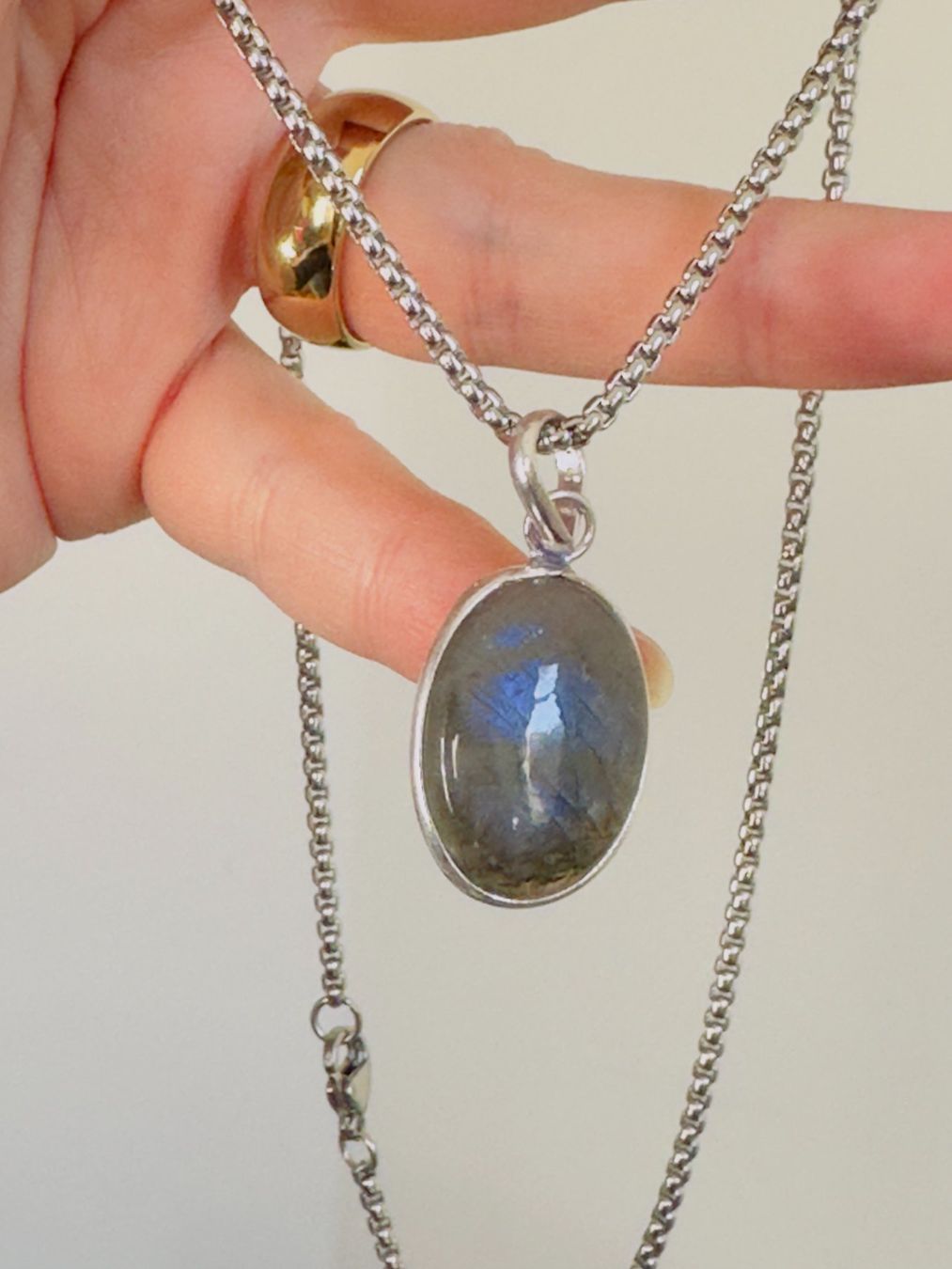 Ketten: Fashionable labradorite necklace – Neu und originalverpackt aus Genève von AGBERG 2