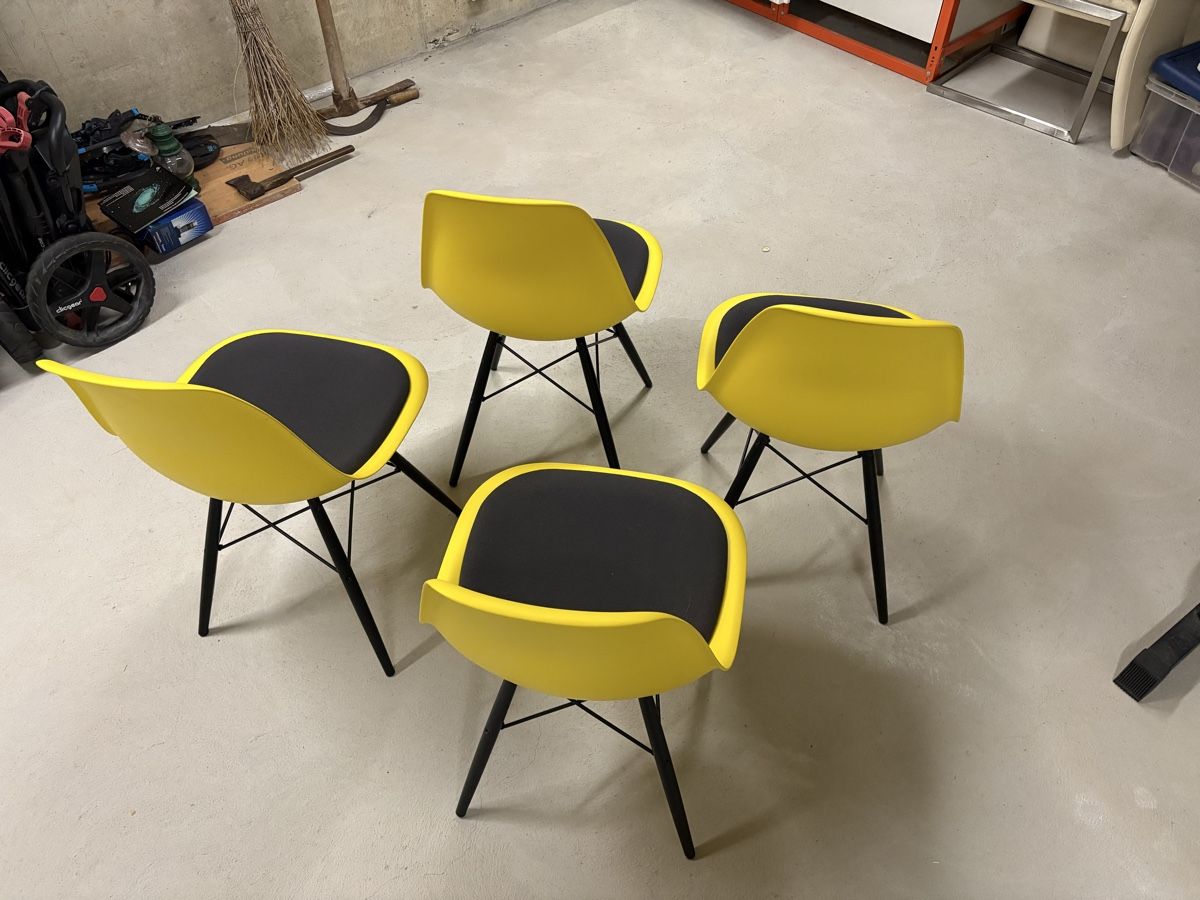 Vitra Sedie: 4 Stk. Charles Eames Vitra Stühle – Usato da Biel/Bienne venduto da dalbotex 4