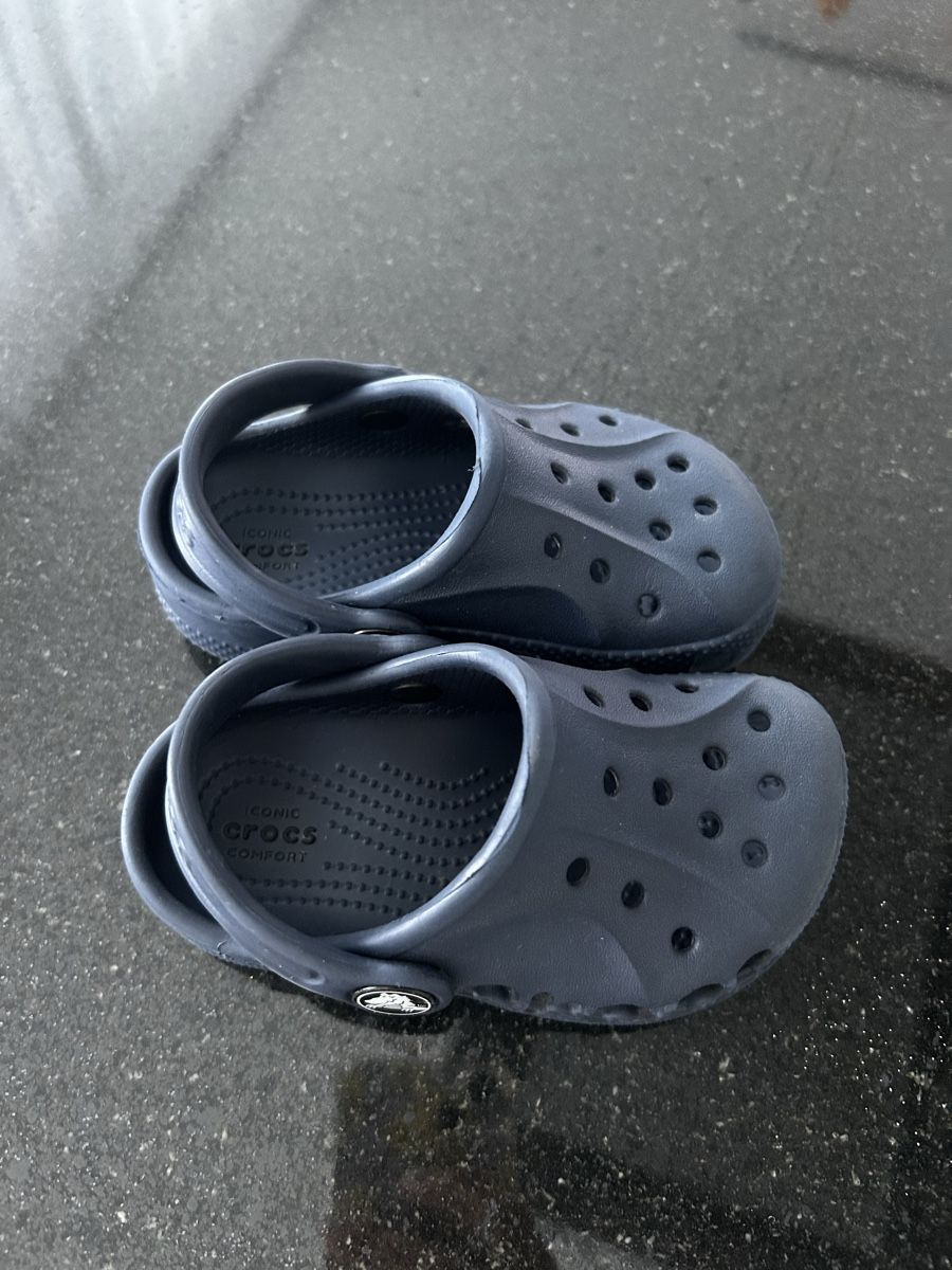 Crocs Scarpe per ragazzi: Crocs Clogs dunkelblau Kinder Grösse C6/22-23 gebraucht – Usato da Wolhusen venduto da kan_6lhw 1