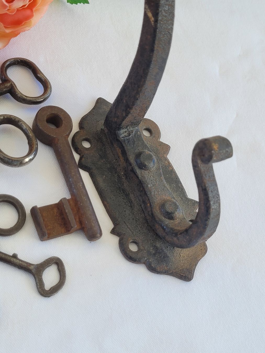 Alle Dekorationen: 7 Antike Schlüssel und Wandhaken Eisen  – Gebraucht aus Buttikon SZ von Renco 1