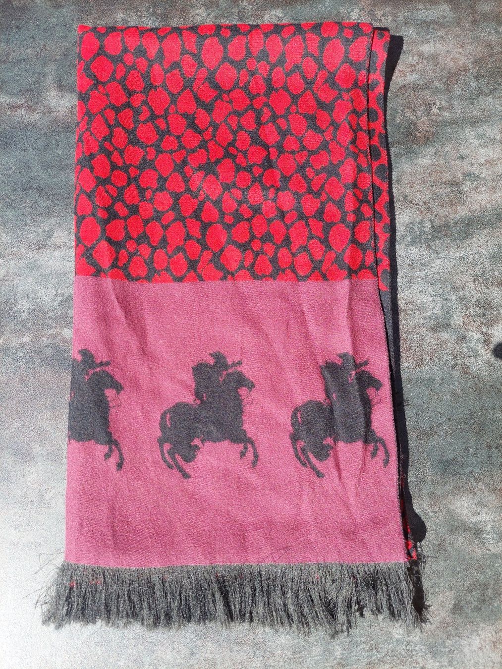 Foulard & Sciarpe: Stylischer, kuscheliger Schal mit Muster – Usato da Brunnen venduto da Livianda 2