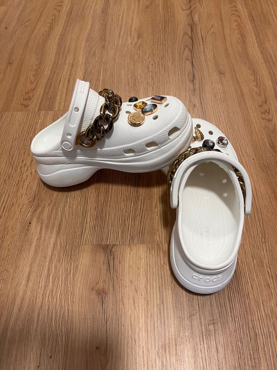 Crocs Scarpe da donna: Crocs mit Charms - Grösse 37 – Usato da Münchwilen AG venduto da ger_5gqp