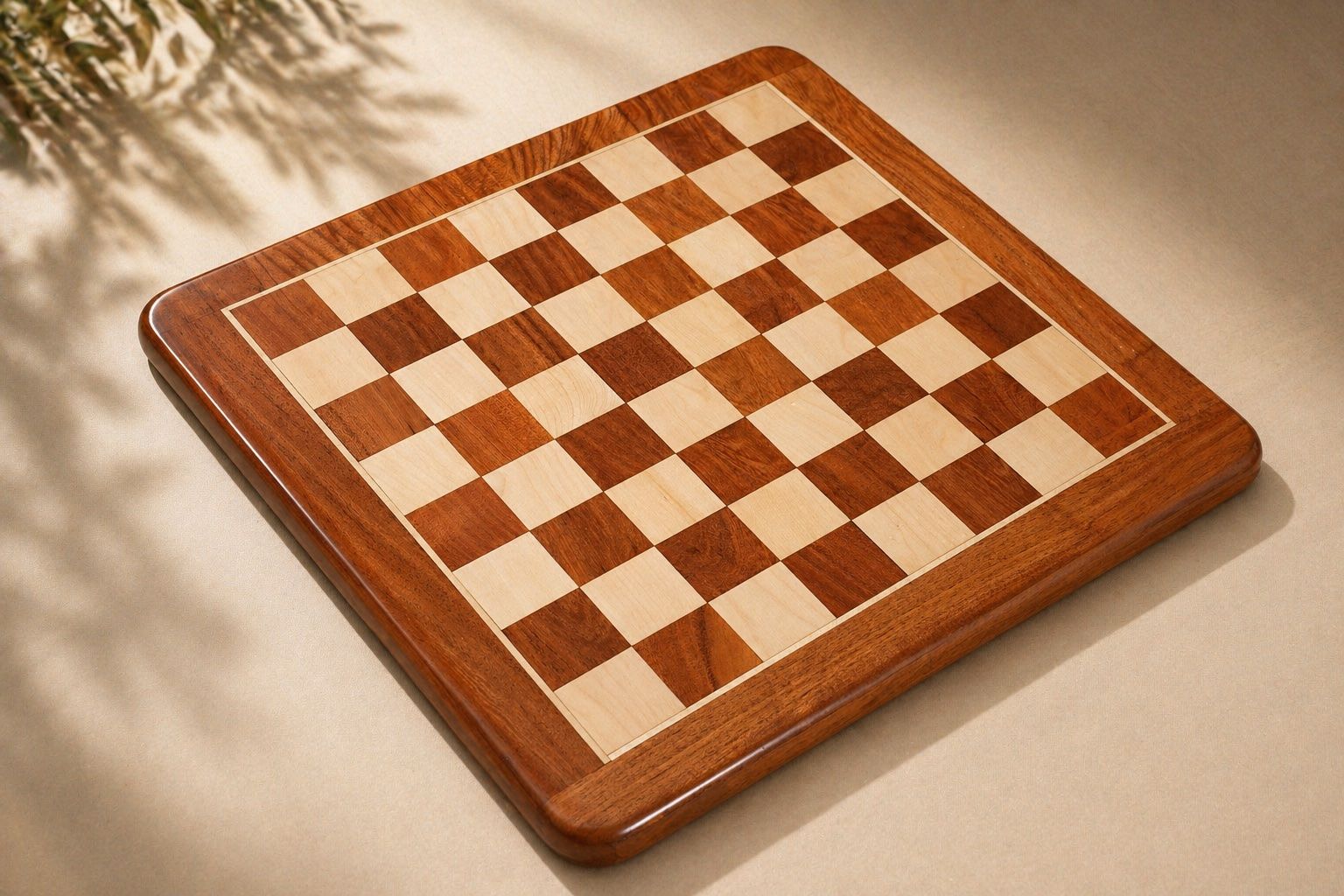 Giochi: Schachbrett aus Akazie & Buchsbaum – Nuovo e nell'imballaggio originale da Tägerig venduto da An777