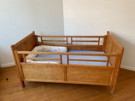 Kinderbett, inklusive Inhalt