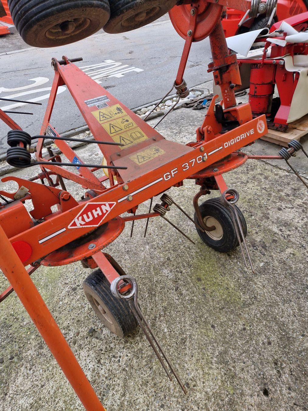 Kuhn Raccolta foraggio grezzo: Kreiselheuer Kuhn GF 3701 – Usato da Willisau venduto da Broesmu77 4