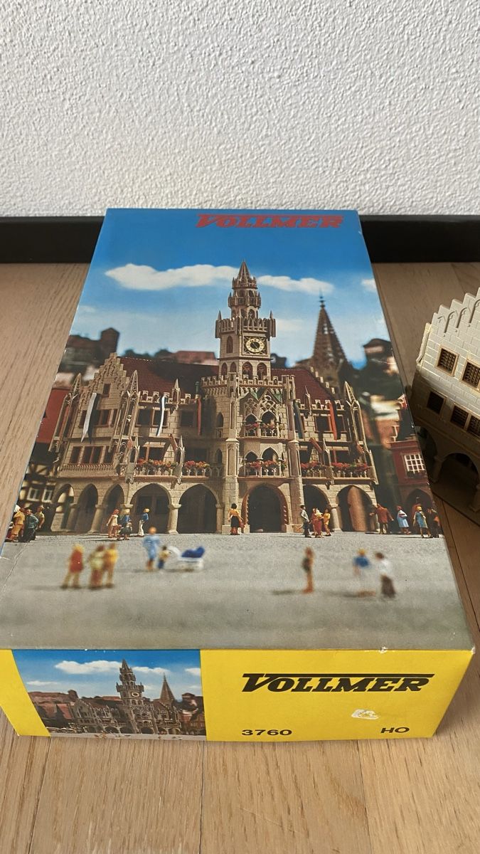 Vollmer Modellini di ferrovie: Vollmer 3760 H0 Rathaus Bausatz – Usato da Glattpark (Opfikon) venduto da anywaya23 1