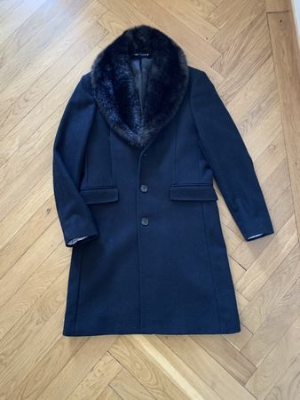 Manteau noir avec col fourrure Zara