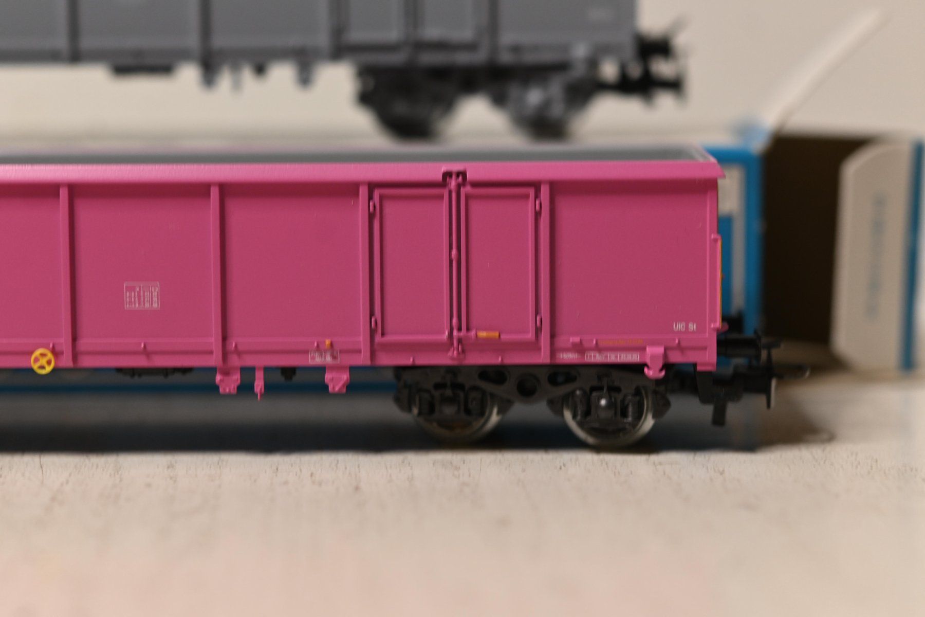 Märklin Modellini di ferrovie: Marklin H0/AC  2 Eaos  SBB Grau/Pink mit OVP – Usato da Laupen ZH venduto da Zmoewe 2