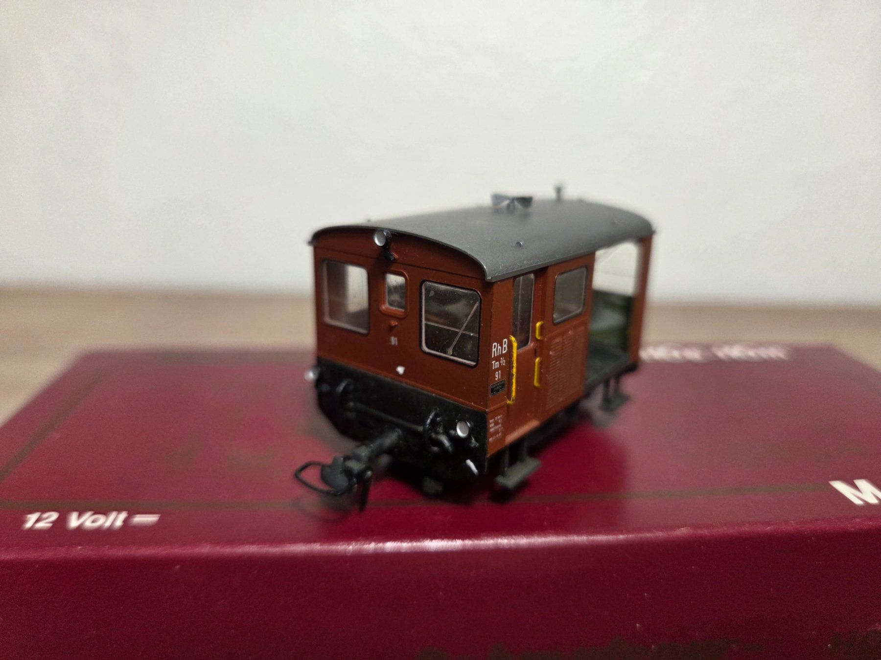 Bemo Modellini di ferrovie: Bemo 1274 191 Rangiertraktor Tm 2/2 RhB H0m – Usato da St-Aubin-Sauges venduto da Lo_Go 2