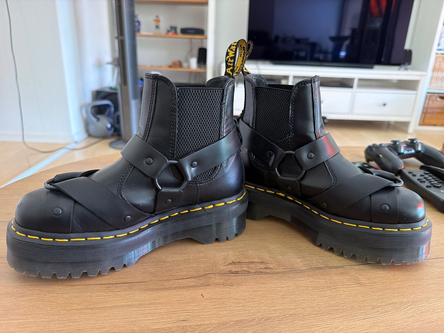 Damenschuhe: Dr. Martens Platform Stiefel mit harness – Neu (gemäss Beschreibung) aus Steinhausen von n_b_p8vs 1