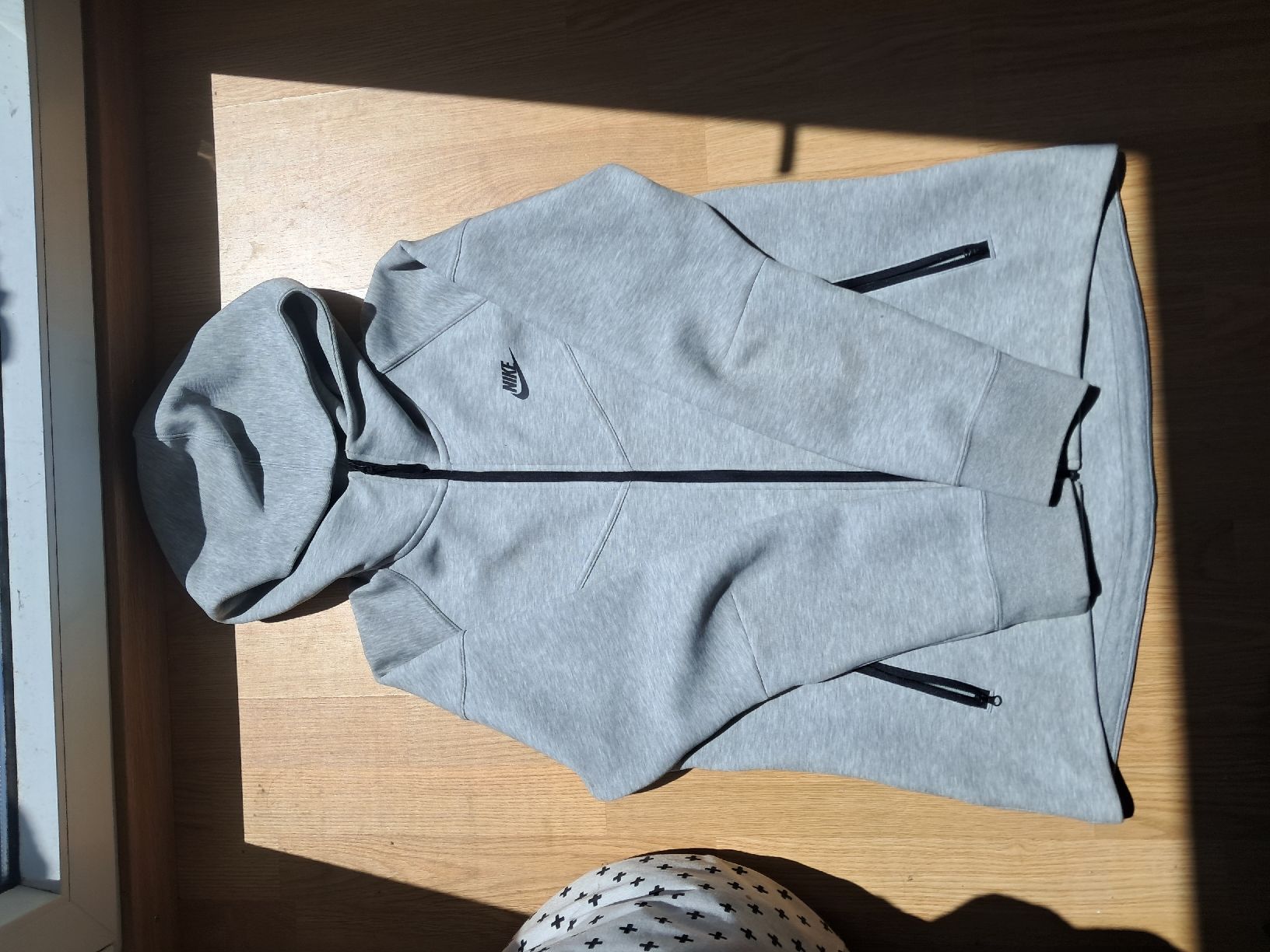 Nike Pulls & Sweat-shirts: Nike Tech Fleece Kapuzenpulli grau  – D'occasion à Biel/Bienne par sof_yx5y