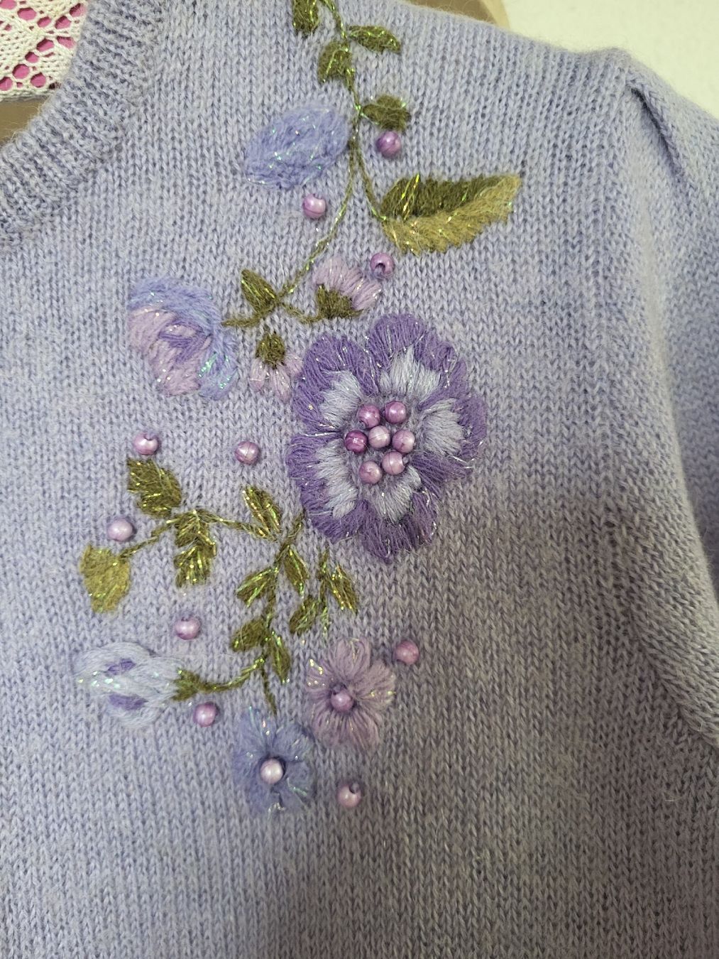 Maglioni & Felpe: Lila Strickpullover mit Blumenmuster, 100% Wolle Grösse M, – Nuovo (secondo la descrizione) da Winterthur venduto da rab_tr8n 7