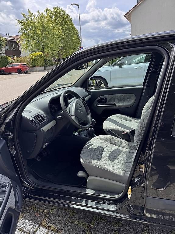 Renault Automobili: Renault Clio 1.2 16V 75PS mit MFK – Usato da Reinach BL venduto da ConFa 3