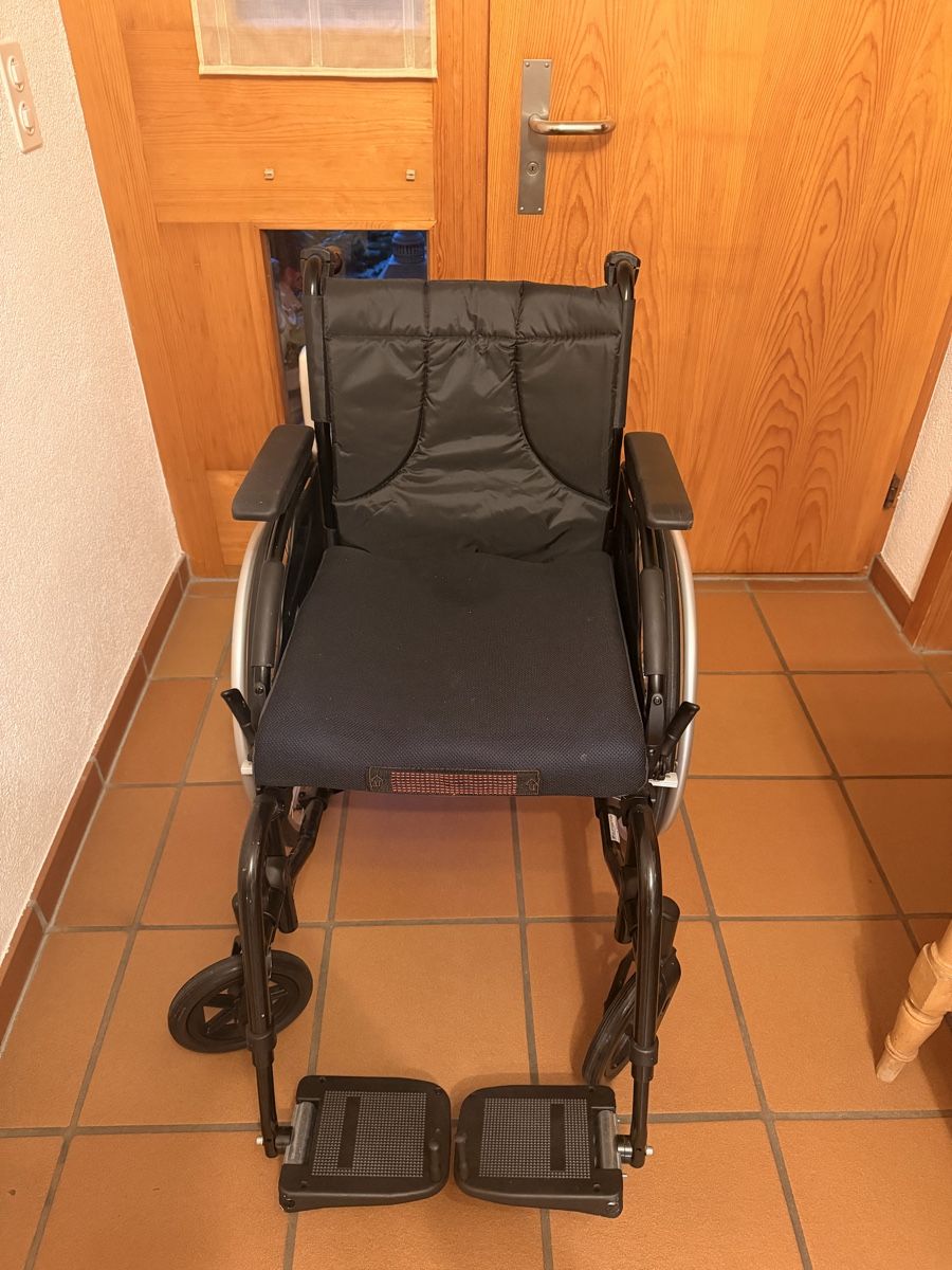 Sedie a rotelle: Rollstuhl Invacare Action 3NG Sitzbreite 45.5 cm – Nuovo (secondo la descrizione) da Winterthur venduto da Simu66 1