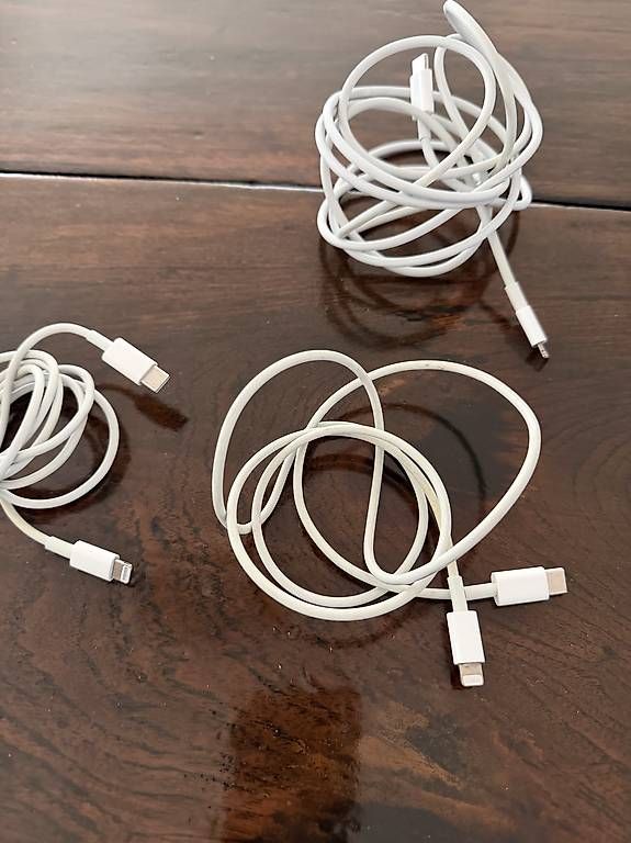 Câbles: Verschiedene Kabel, USB, Lightning, USB C und mini USB – D'occasion à Uster par vingapo 2