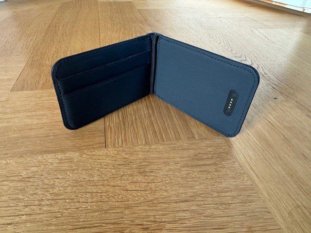 Altro in  Abbigliamento & Accessori: Journey Loc8 Kartenetui u. Handy-Ständer inkl Tracker – Nuovo (secondo la descrizione) da Aarau venduto da Sasa75 1