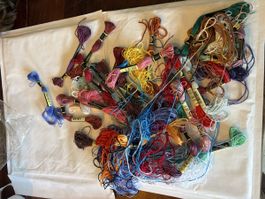 Lot de fils à broder DMC couleurs variées état moyen