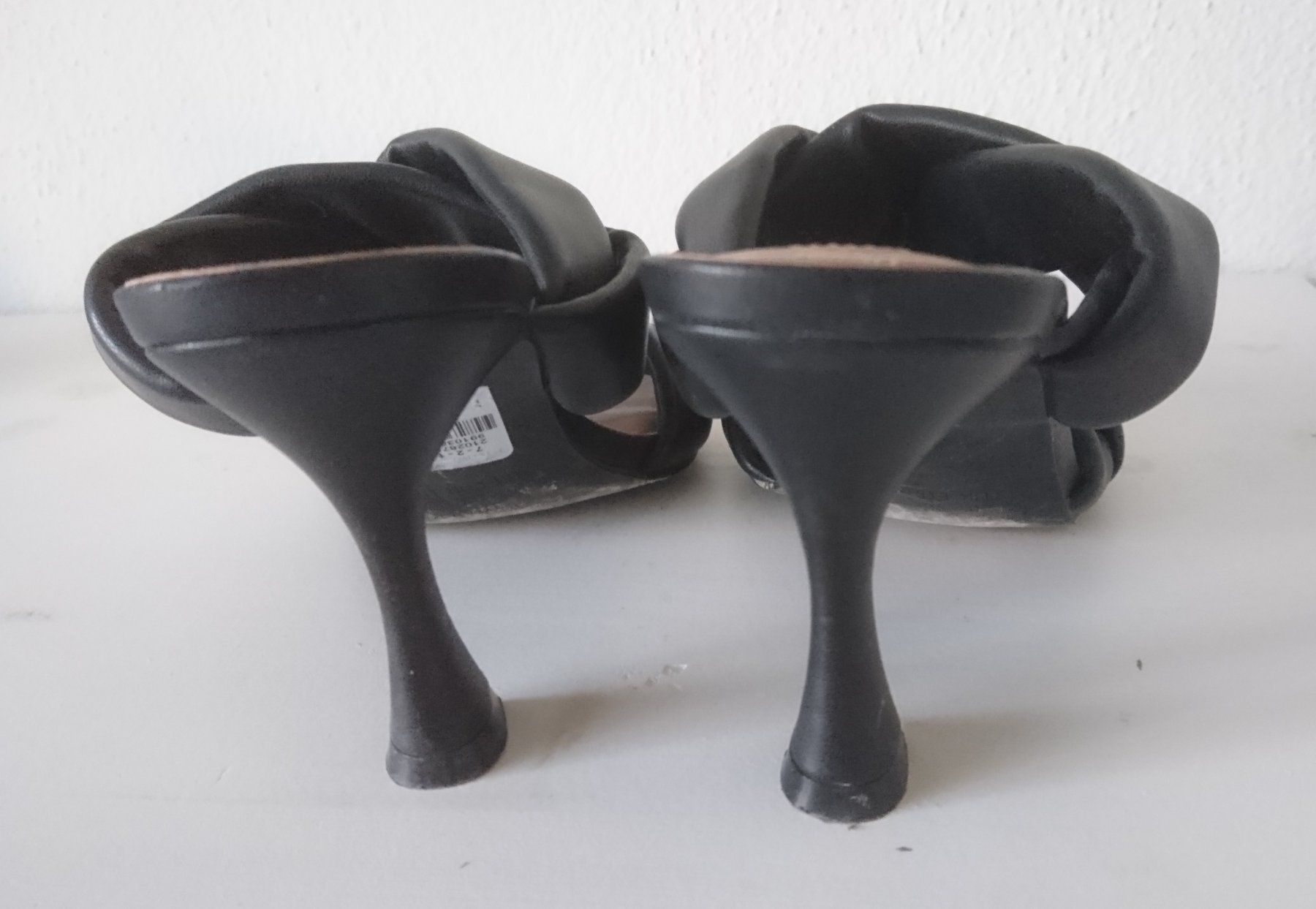 Scarpe da donna: Schwarze Absatz Sandalen Gr 38 mit Knotendetail – Usato da Schüpfen venduto da ardiphne 2