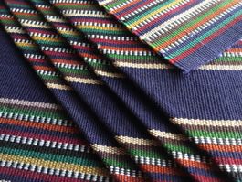 2 Tellersets (Tischsets) und 5 Servietten