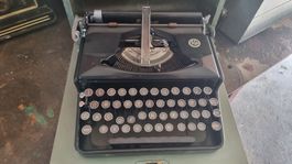 Machine à écrire vintage S&N Erika avec valise  vieux modèle