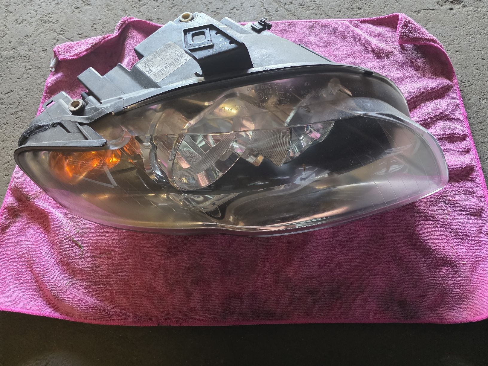 Audi Fari: Audi A4 B7 Frontscheinwerfer  – Usato da Hasle LU venduto da Caroo_1997