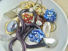 Modeschmuck: Ketten, Clips, Anhänger, Ring, Armband