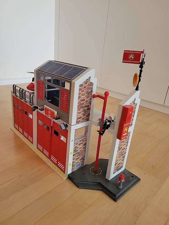 Playmobil Giocattoli: Feuerwehrstation Playmobil – Usato da Therwil venduto da t_a_n8wj 2